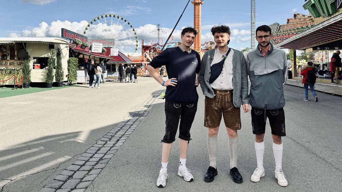 Bei Thomas, Martin und Nico aus Augsburg und Dresden wird die Lederhose einfach zum lässigen Outfit kombiniert.