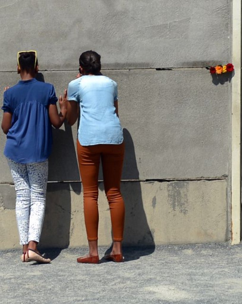 Juni 2013: Malia und Sasha beim Mauer-Denkmal in Berlin.