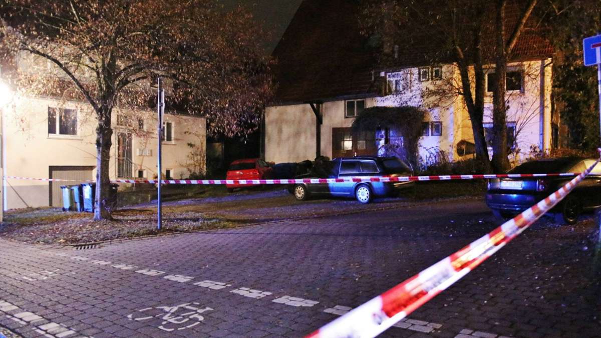  Noch sind die genauen Umstände unklar, wie ein Mann in Mössingen am Sonntag zu Tode kam. Nach einem Verdächtigen aus dem Familienumfeld des Opfers wird gefahndet. 