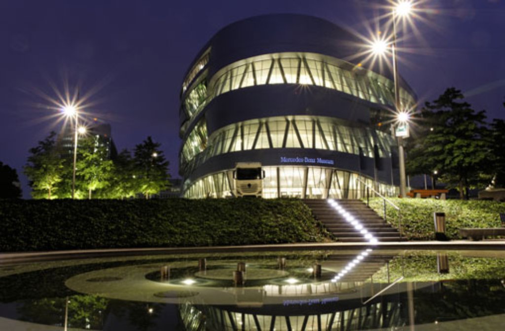 Stuttgart bei Nacht: Das Mercedes-Benz-Museum