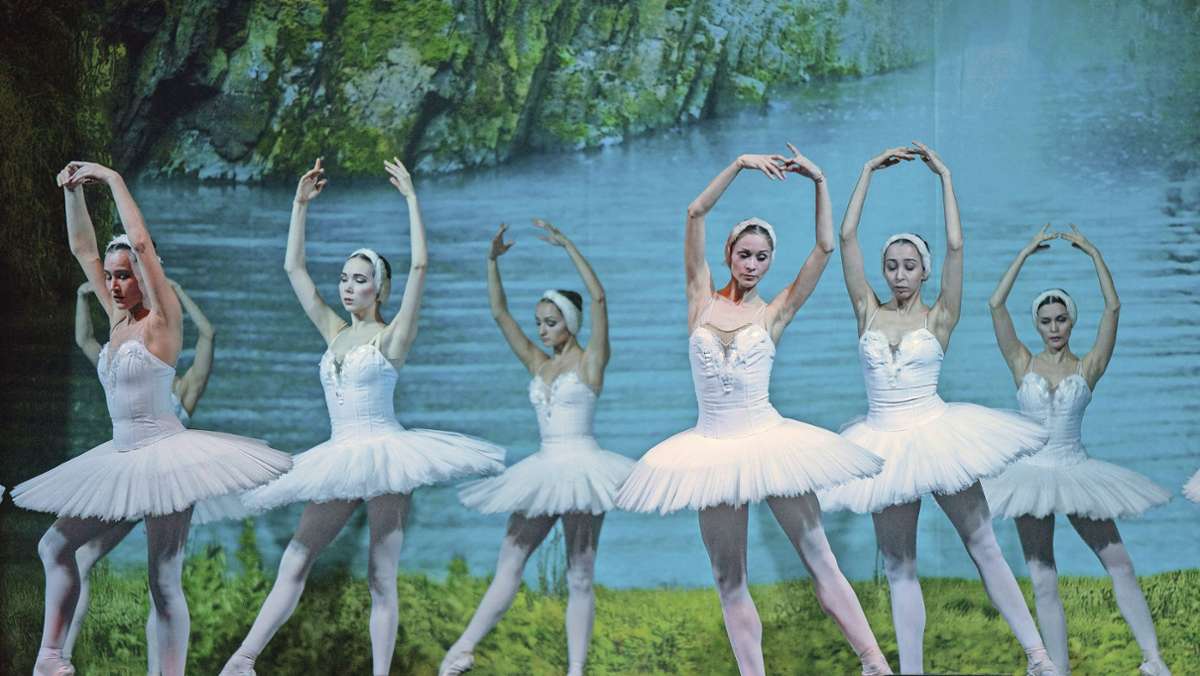  Jedes Jahr macht das Russische Ballett der Eventfirma „Art Trends“ Halt in der Böblinger Kongresshalle. Während der Ballettklassiker „Schwanensee“ normalerweise für ein ausverkauftes Haus sorgt, war die Plätze diesmal allerdings überwiegend leer. 