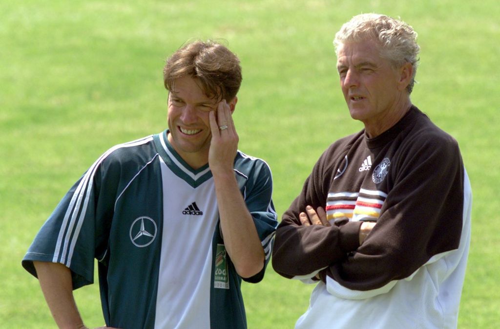 Der damalige Kapitän der Fußball-Nationalmannschaft, Lothar Matthäus (links) und Ribbeck unterhalten sich am 29. Juli1999 während des Trainings beim beim FIFA Confederations-Cup in Guadalajara, Mexiko.