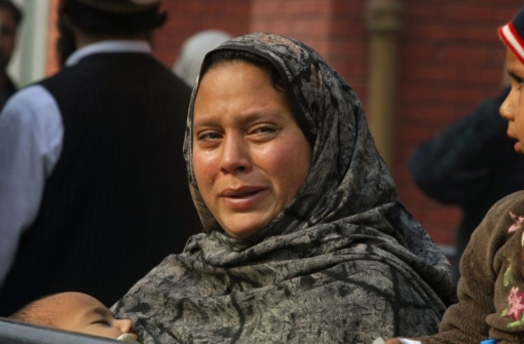 Eine Frau wartet vor dem Krankenhaus in Peshawar, in das die Verletzten eingeliefert werden. Viele von ihnen sind so schwer verletzt, dass die Zahl der Opfer weiter steigen könnte.