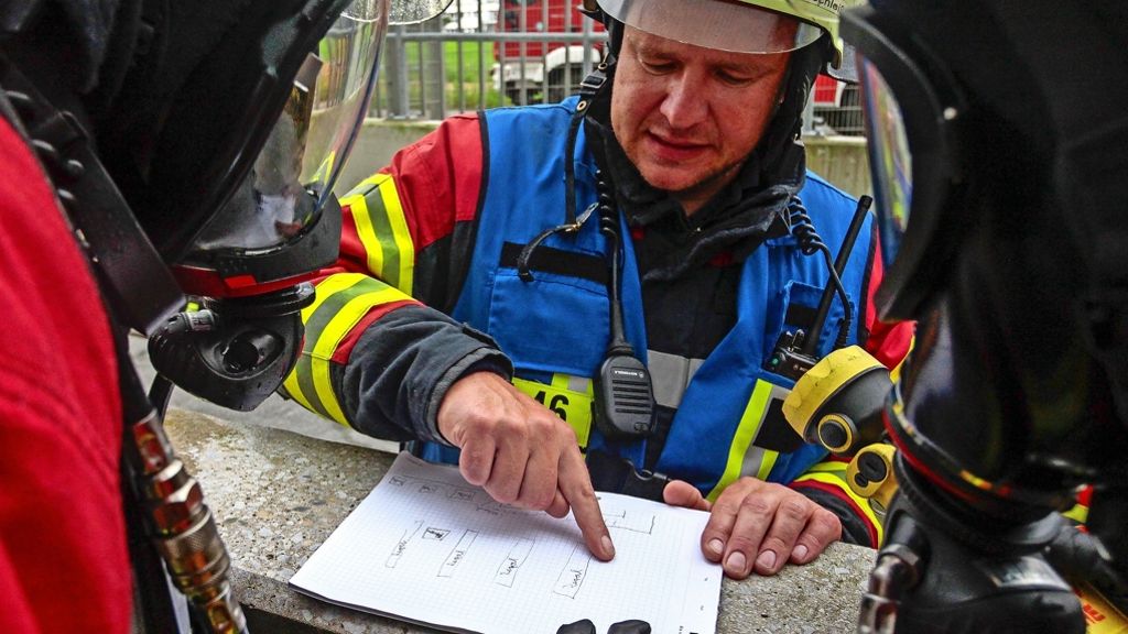 Große Feuerwehrübung in Hemmingen: Die Nebelmaschinen leisten ganze Arbeit