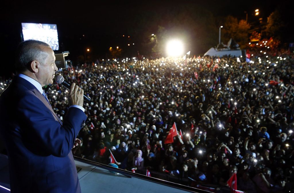 Recep Tayyip Erdogan, Staatspräsident der Türkei, spricht im Rahmen der Präsidentenwahl zu seinen Anhängern.