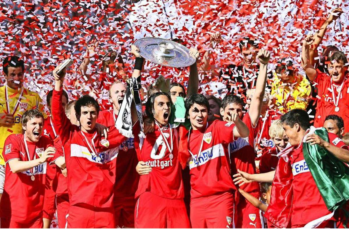19. Mai 2007: Der VfB hat es wieder geschafft: Die Stuttgarter sind insgesamt zum fünften Mal Meister, zum dritten Mal in der Bundesliga. Gegen Energie Cottbus gerät man früh in Rückstand, dann drehen Thomas Hitzlsperger und Sami Khedira das Spiel. Hier reckt Kapitän Fernando Meira die Meisterschale in die Höhe.