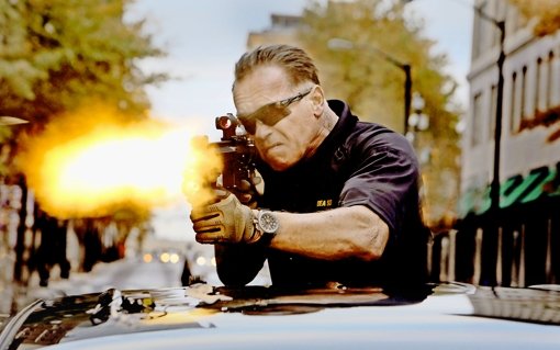 Wenn viel geballert wird, steht der Jugendschutz vor diversen Herausforderungen. Hier schießt Arnold Schwarzenegger im Film „Sabotage“. Foto: dpa