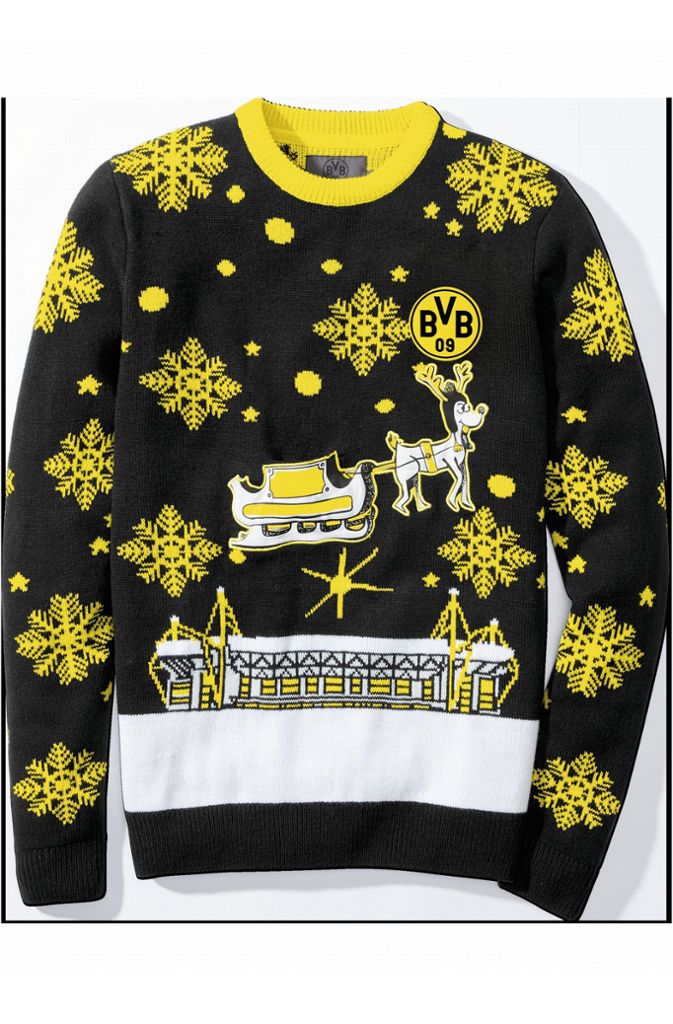 Schwarz-Gelb muss der Weihnachtspullover von Borussia Dortmund auf jeden Fall sein. Ansonsten ist der Sweater eher schlicht mit Rentierschlitten und Stadion auf der Vorderseite ...