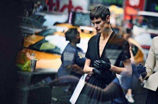 Das „Diorama-Dress“, ein Kleid aus der Herbst-Winter-Kollektion 1947, hat Christian Dior entworfen. Peter Lindbergh setzte es am Model Saskia de Brauw 2018   in   New York ­stimmungsvoll in Szene. Fotos: Taschen/Peter Lindbergh Foto: Peter Lindbergh