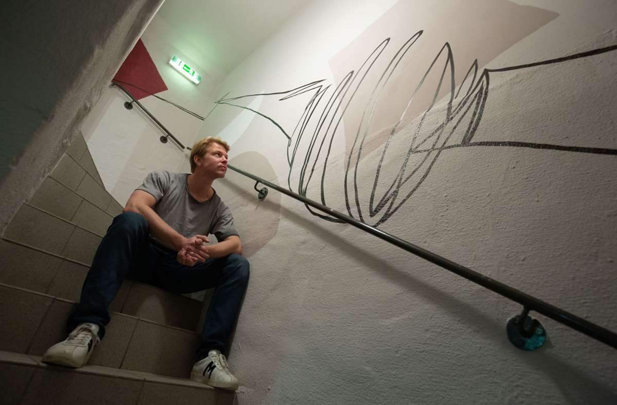 Marijn Rademaker mit „Fernsehturm“ an der Wand.