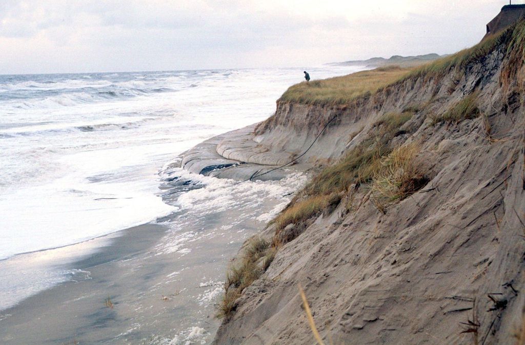 Dezember 1999: Um mehrere Meter war das rote Kliff bei Kampen abgebrochen.