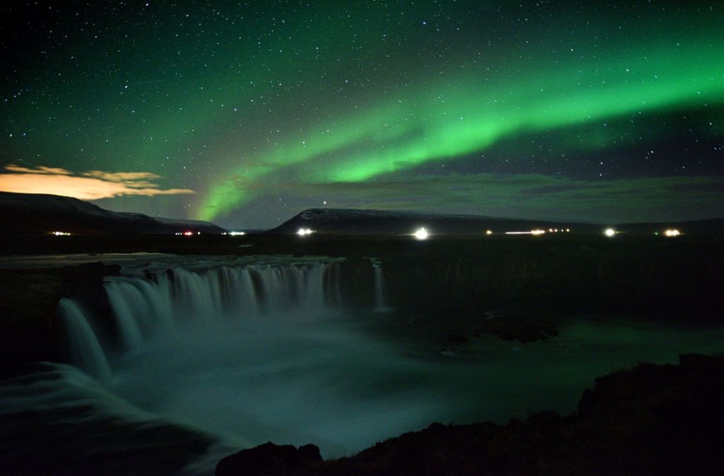 Die Nordlichter leuchten über den Godafoss-Wasserfällen in Island.