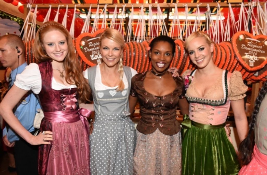 Model Barbara Meier (von links), Moderatorin Tina Kaiser, Model Stephanie Simbeck und Tänzerin Isabel Edvardsson