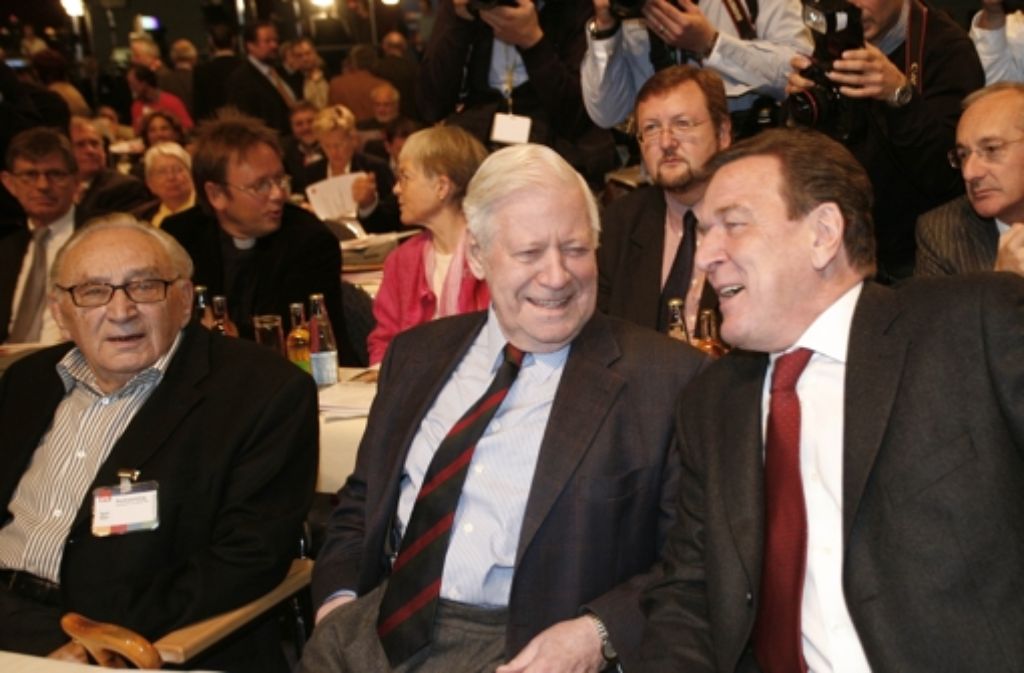 26.10.2007: Drei ehemals ranghohe SPD-Politiker in einer Reihe: Der frühere Minister und Staatssekretär Egon Bahr, Altkanzler Helmut Schmidt und Alt-Kanzler Gerhard Schröder auf einem Bundesparteitag der SPD in Hamburg.