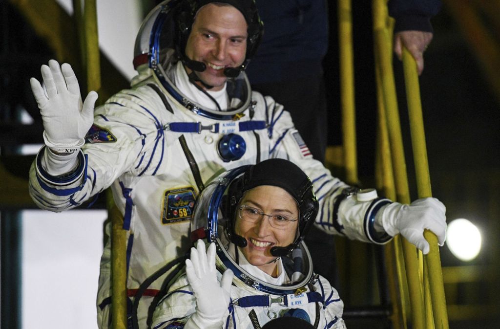 März 2019: Christina Hammock Koch (unten) und Nick Hague, Astronauten aus den USA, winken am 14. März vor dem Start der Sojus-Rakete MS-12 am russischen Weltraumbahnhof Baikonur.