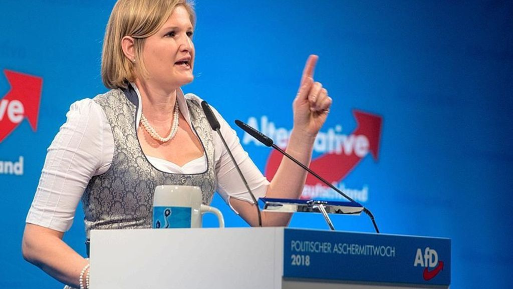  Nach dem Austritt eines Abgeordneten droht Fraktionschefin Katrin Ebner-Steiner öffentlich den Rausschmiss eines ihrer Kritiker an. Sie will sich damit gegenüber dem Rest des „gemäßigten“ Flügels durchsetzen. 