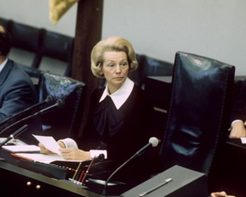 Ihre politischen Lehrjahre verbringt sie als Vertraute des legendären SPD-Chefs Kurt Schumacher. 1972 wird sie als erste Frau in das Amt der Bundestagspräsidentin gewählt: Annemarie Renger.