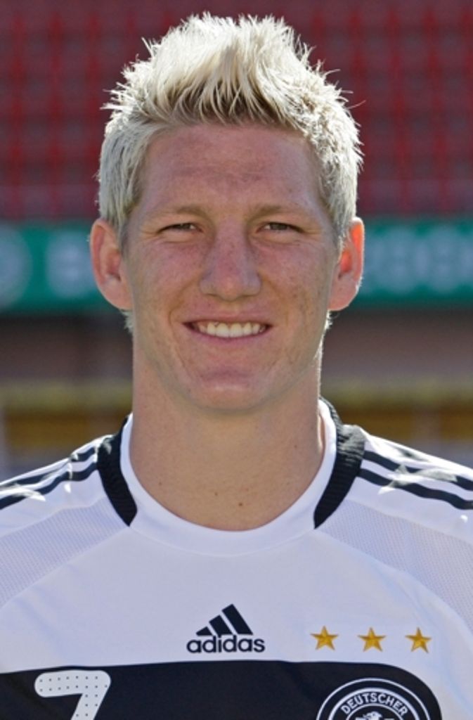 Sein erstes A-Länderspiel bestritt der Bayer am 6. Juni 2004 in Kaiserslautern (0:2-Niederlage gegen Ungarn). Bei der Europameisterschaft 2004 in Portugal gehörte er bereits zum deutschen Nationalmannschafts-Kader und absolvierte alle drei Spiele in der Vorrunde – weiter kam die DFB-Auswahl bei diesem Turnier nicht.