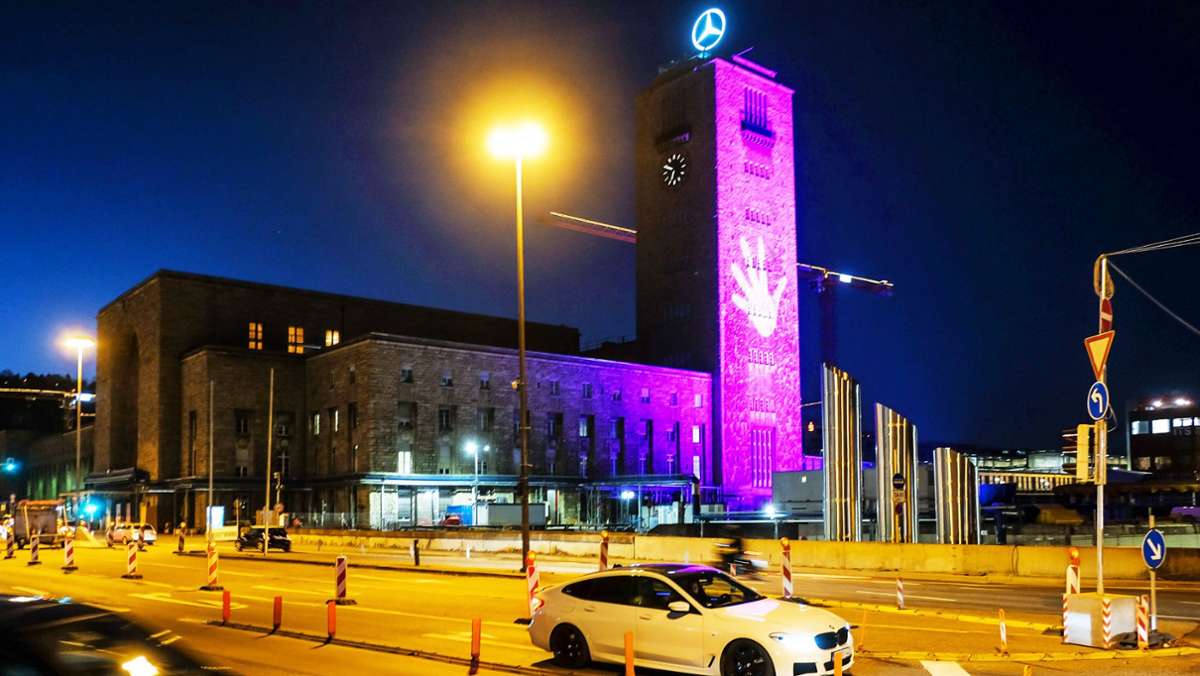 Lichtspektakel in Stuttgart: Bahnhofsturm und Kinos leuchten bunt – diese Botschaften stecken dahinter