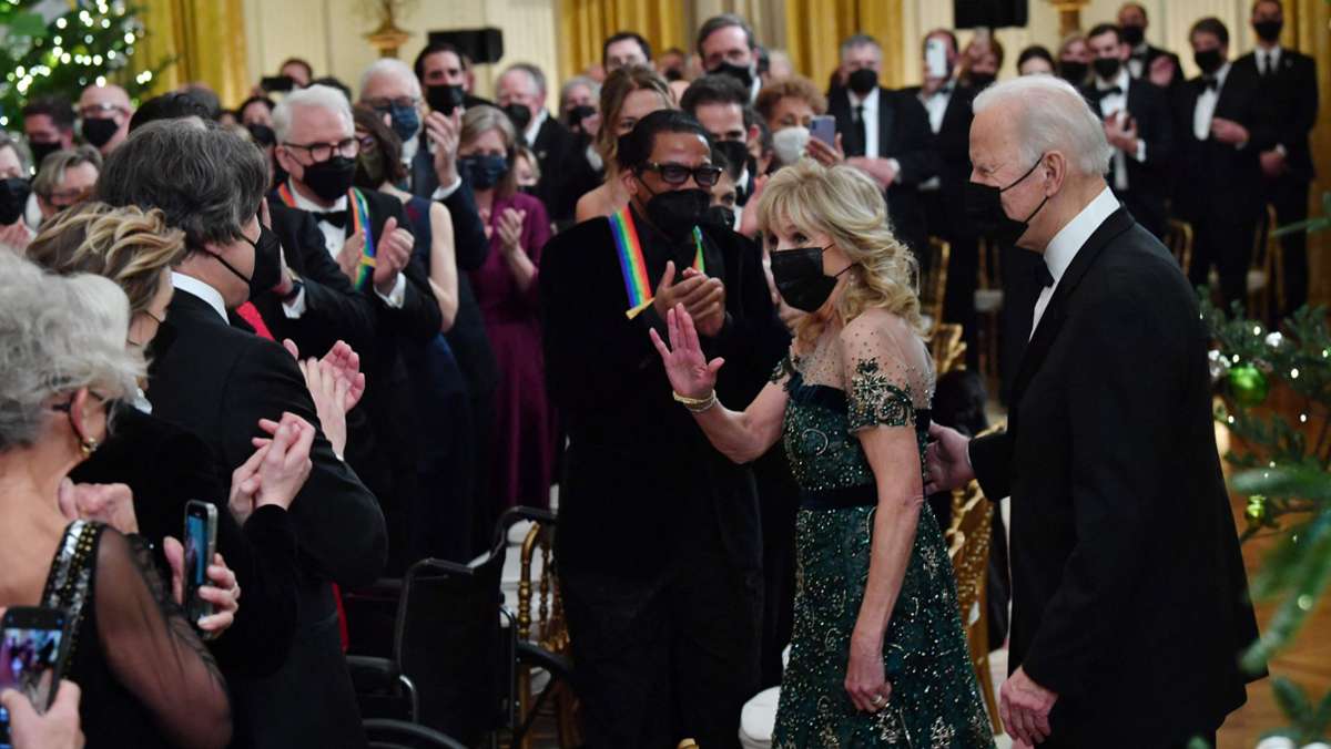 Unter dem Applaus von US-Präsident Joe Biden hat das Kennedy Center in Washington seine Preise an Künstler wie Folk-Legende Joni Mitchell verliehen. Die schönsten Momente der Feier in unserer Bildergalerie. 