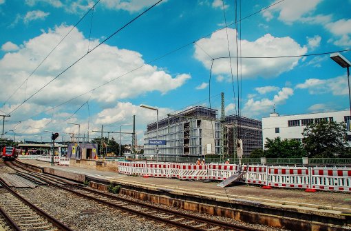 Mitte Juli im Bahnhof Feuerbach: die abgerissene Oberleitung hängt auf die Gleise herunter. Ein Kranfahrer hatte die Leitung übersehen. Foto: SDMG