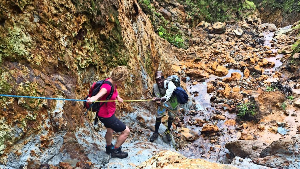 Wandern auf der Karibikinsel Dominica: Am Seil zum Boiling Lake