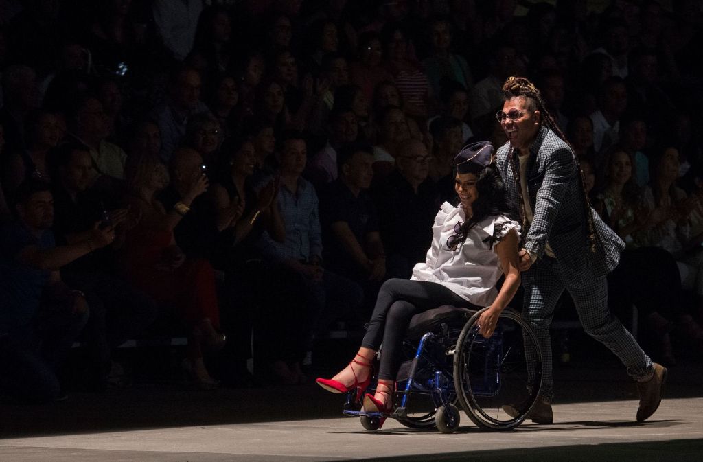 Der Designer Guio Di Colombia schob ein Model im Rollstuhl auf den Catwalk seiner Show.