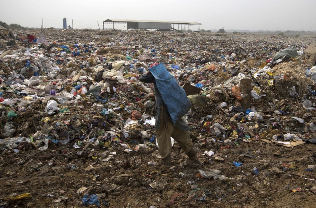 Ein Afghanischer Flüchtling sucht nach recycelbarem Material, vorwiegend Plastiktüten, um etwas für sich und seine Familie zu verdienen.