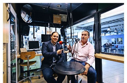 David Luis Rau (links)   mit Tom Hörner (Stuttgarter Zeitung/Stuttgarter Nachrichten) in der gemeinsamen Radio-Sendung „2nach9“ Foto:Lichtgut/Verena Ecker Foto:  