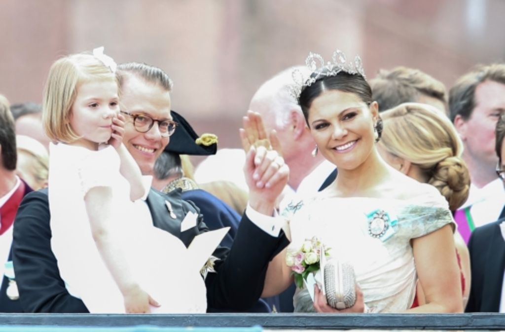 Strahlten bei der Hochzeit von Prinz Philip und Sofia Hellqvist um die Wette: Kronprinzessin Victoria, ihr Mann Daniel und die kleine Prinzessin Estelle. Victoria überraschte am großen Tag ihres kleinen Bruders mit der Wahl ihres Outfits.