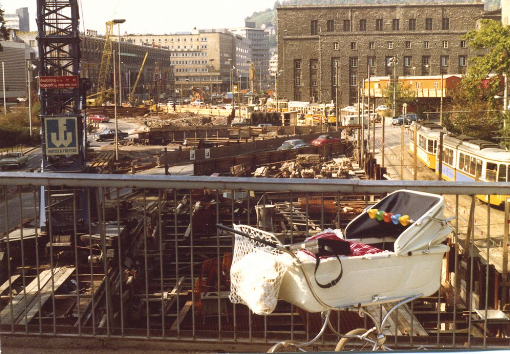 "Blick vom Steg über die Schillerstraße hin zum Hauptbahnhof - Das war "Stuttgart 71" (im Spätsommer 1971). Unser Kinderwagen war damals ein durchaus modernes Gefährt", schreibt VZZZ-Chronist Karlheinz Bürkert