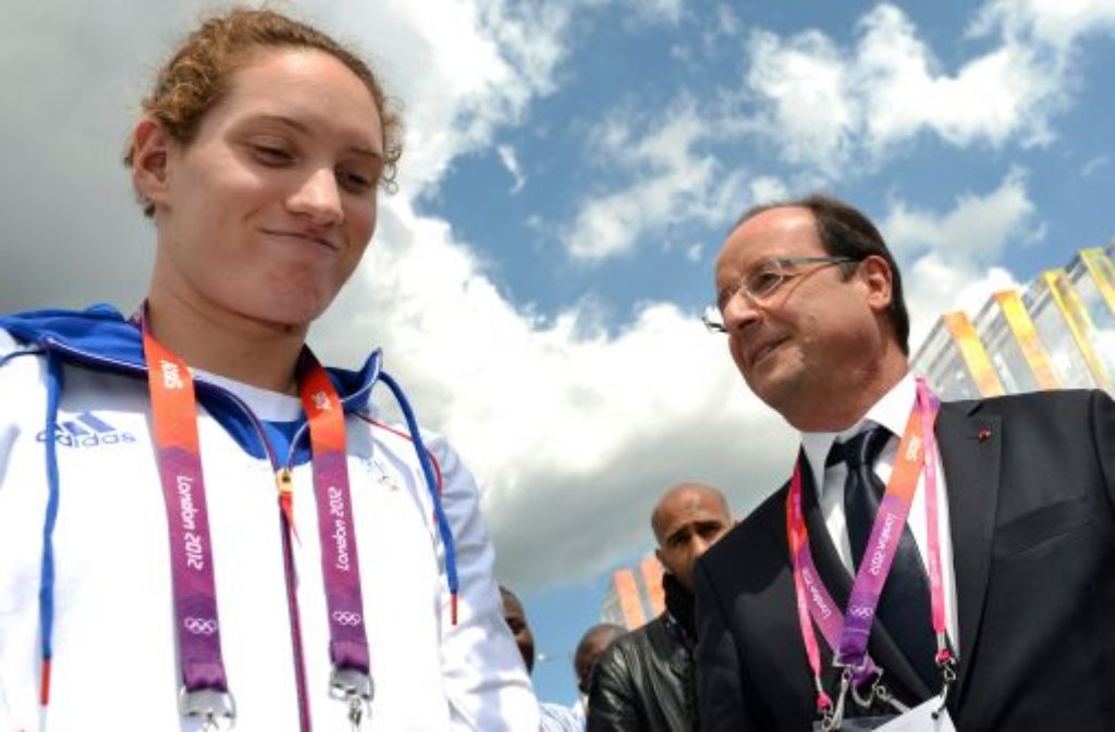 Frankreichs Präsident Francois Hollande mit der Schwimmerin Camille Muffat.