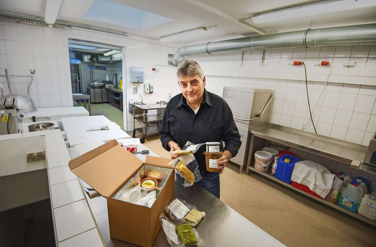 Packt Pakete mit Maultaschen: Roland Droese in seinem Geschäft