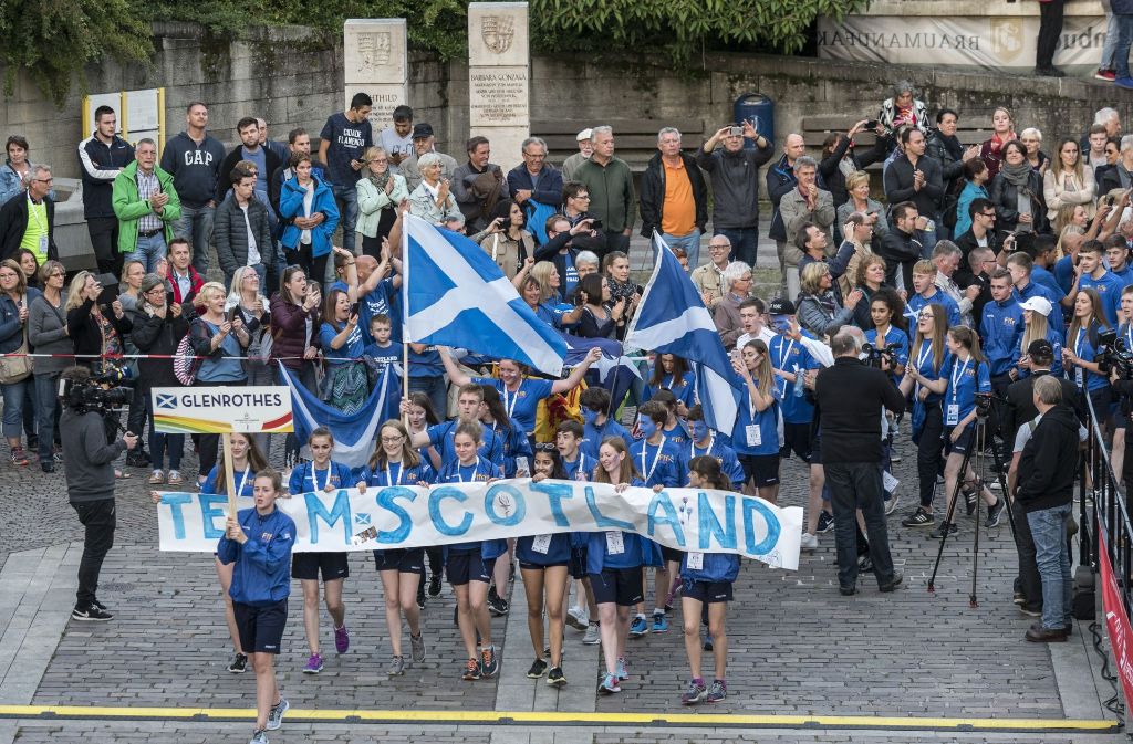 Mit einem Banner zogen die jungen Schotten auf dem Marktplatz ein.