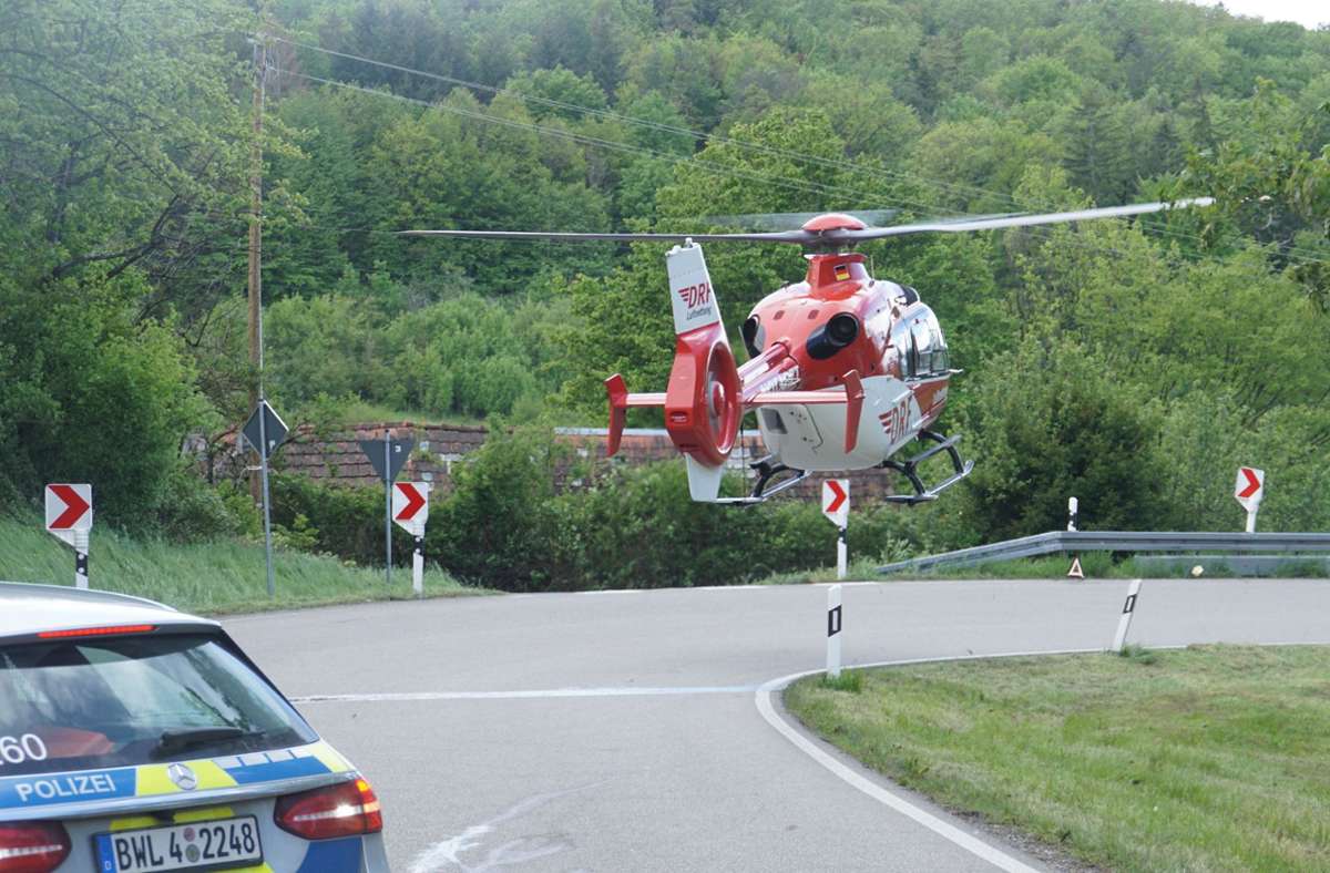 Der schwerverletzte Fahrer musste mit einem Rettungshubschrauber in eine Klinik geflogen werden.
