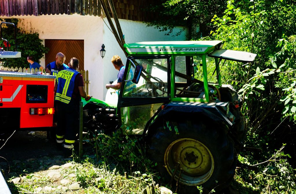 Ein Traktor hat sich in Uhingen selbstständig gemacht und ist im Butzbach gelandet.