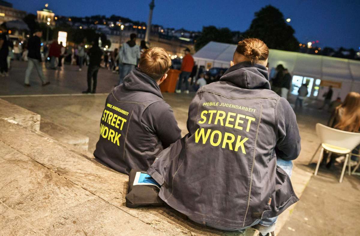 Streetworker der Mobilen Jugendarbeit im Einsatz am Schlossplatz. Foto: Lichtgut/Julian Rettig