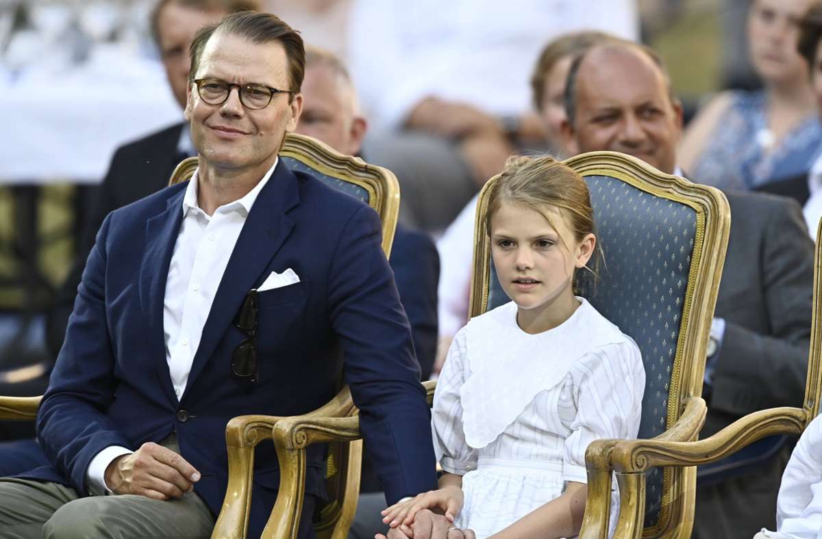 Liebevolle Geste: Prinz Daniel hält Händchen mit seiner Tochter Estelle.