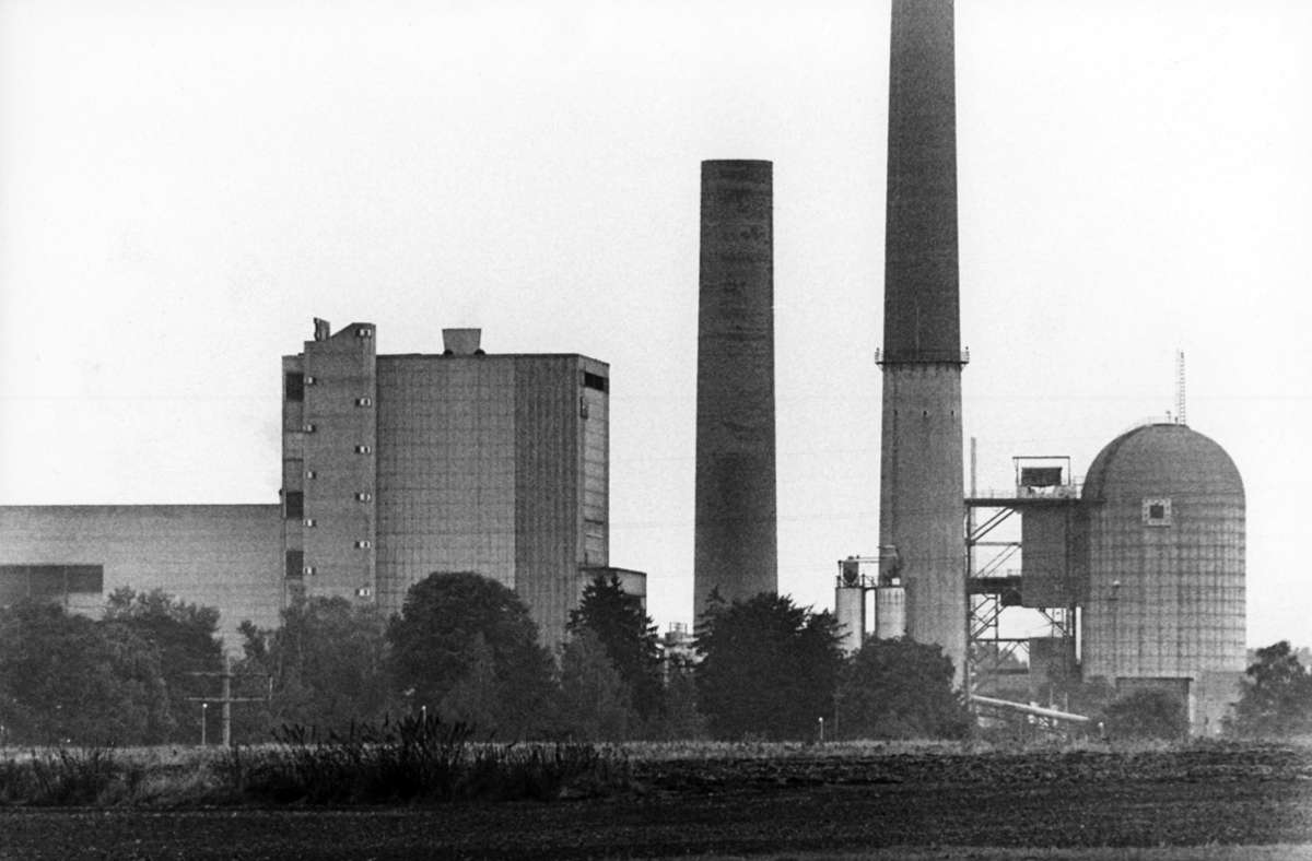 1958: Der Bau des ersten deutschen Atomkraftwerks in Kahl im bayerischen Unterfranken beginnt. Es ist mit 15 Megawatt Leistung recht klein (zum Vergleich: Neckarwestheim II hat 1400 Megawatt). Die kommerzielle Inbetriebnahme erfolgt 1961. Bis zum Jahr 1989 werden 36 weitere Kernkraftwerke in Betrieb genommen. Am 25. November 1985 wird das Kraftwerk Kahl abgeschaltet. Geblieben ist nur ein Acker.