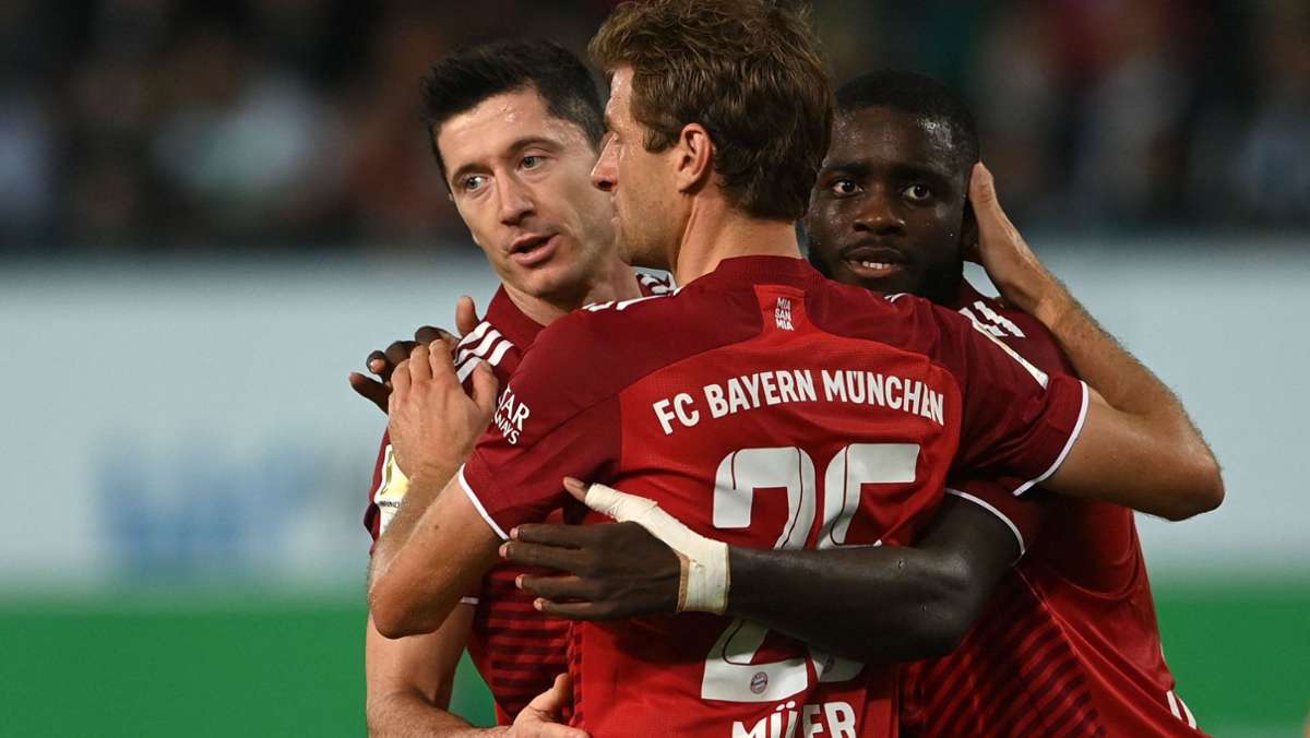  Der FC Bayern hat zum Auftakt des 6. Spieltages der Fußball-Bundesliga bei Aufsteiger SpVgg Greuther Fürth mit 3:1 gewonnen. Dabei musste der Rekordmeister lange in Unterzahl spielen. 