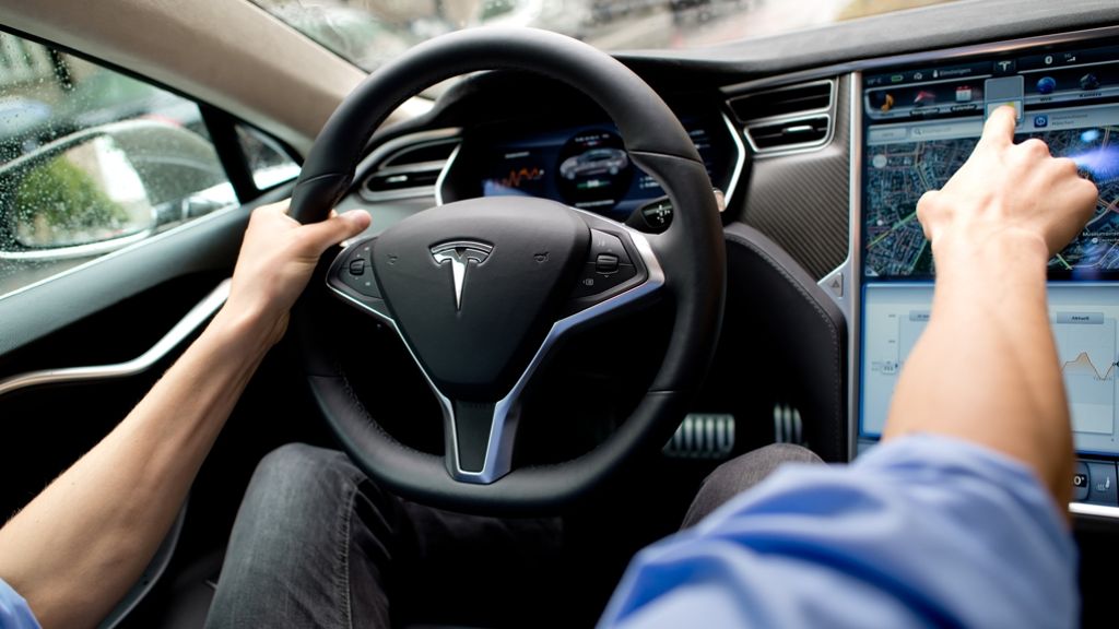 Nach tödlichem Unfall: Tesla will Software tiefgreifend verändern