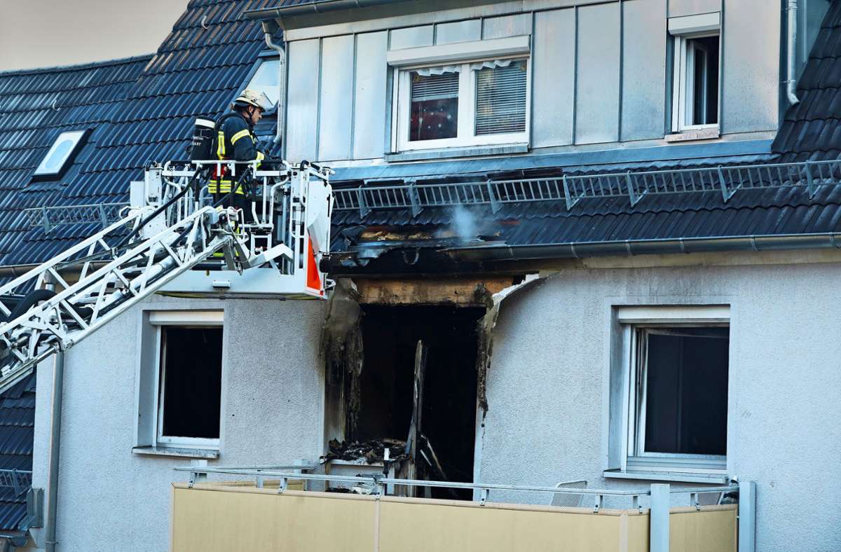 Die Feuerwehr rettete einen Bewohner vom Balkon.