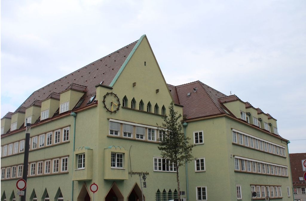 Das Schwenninger Rathaus war zum Zeitpunkt seiner Erbauung das dritte, das sich die Stadt innerhalb von 100 Jahren zulegte. 1926 bis 1928 wurde es vom Bonatzschüler Hans Herkommer aus Stuttgart im spätexpressionistischen Stil errichtet. Heute dient es als Sitz der Bauverwaltung und des Ersten Bürgermeisters.