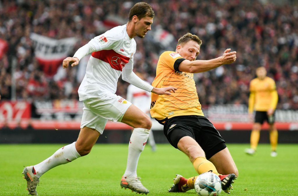 Marco Hartmann von Dynamo Dresden kann Pascal Stenzel mit einer Grätsche vom Ball trennen.