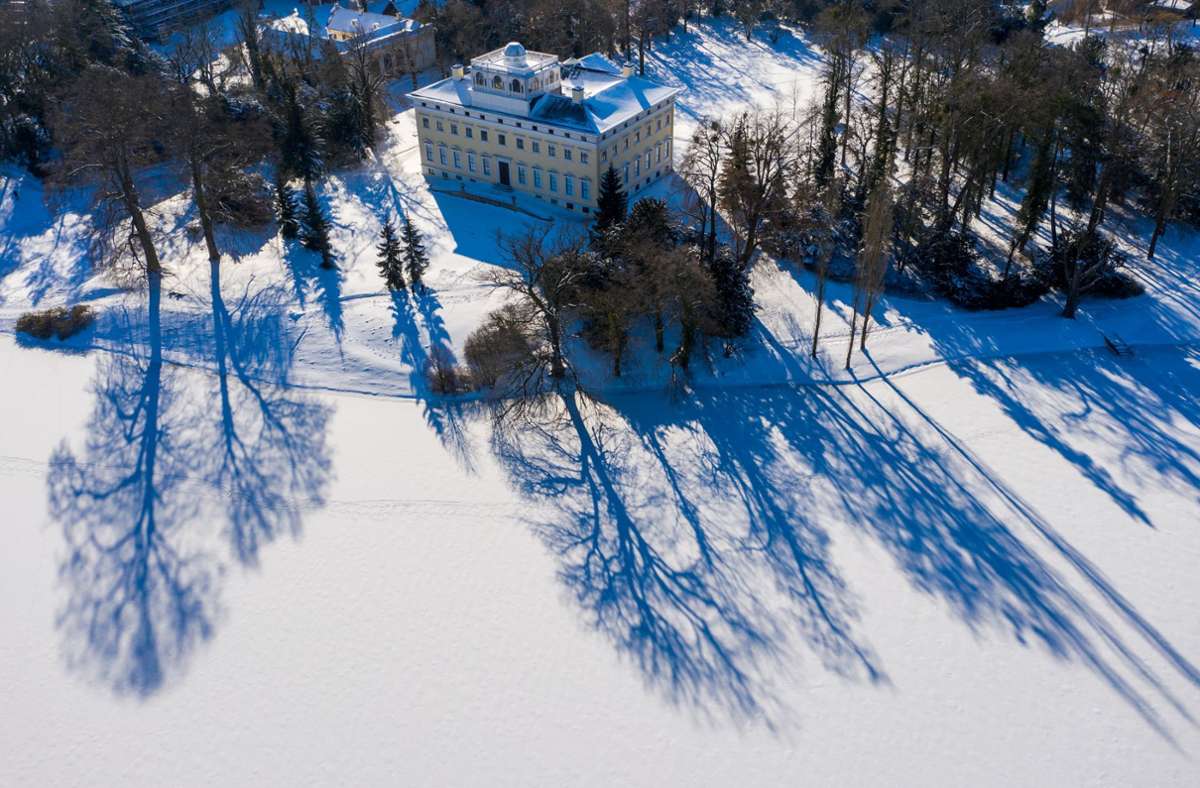 Das Schloss Wörlitz in Sachsen-Anhalt wird von einer traumhaften Winterlandschaft umgeben.