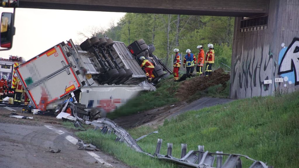 Unfall auf der A8 bei Rutesheim: Lastwagen kann erst in den Abendstunden geborgen werden