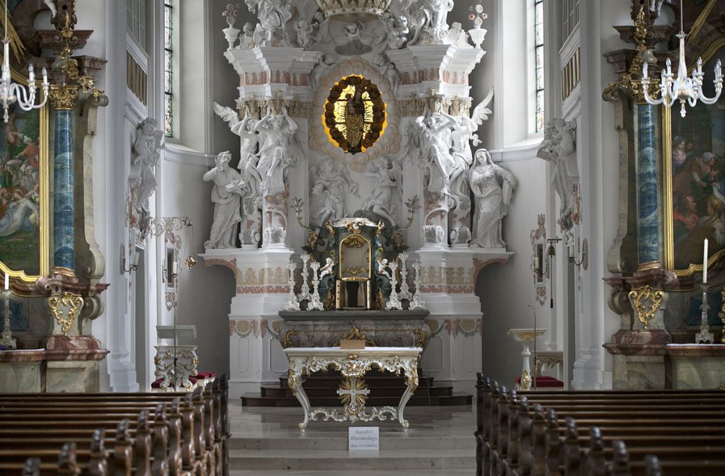 In der Wallfahrtskirche befindet sich filigrane Freskogemälde und reiche Stuckornamente.