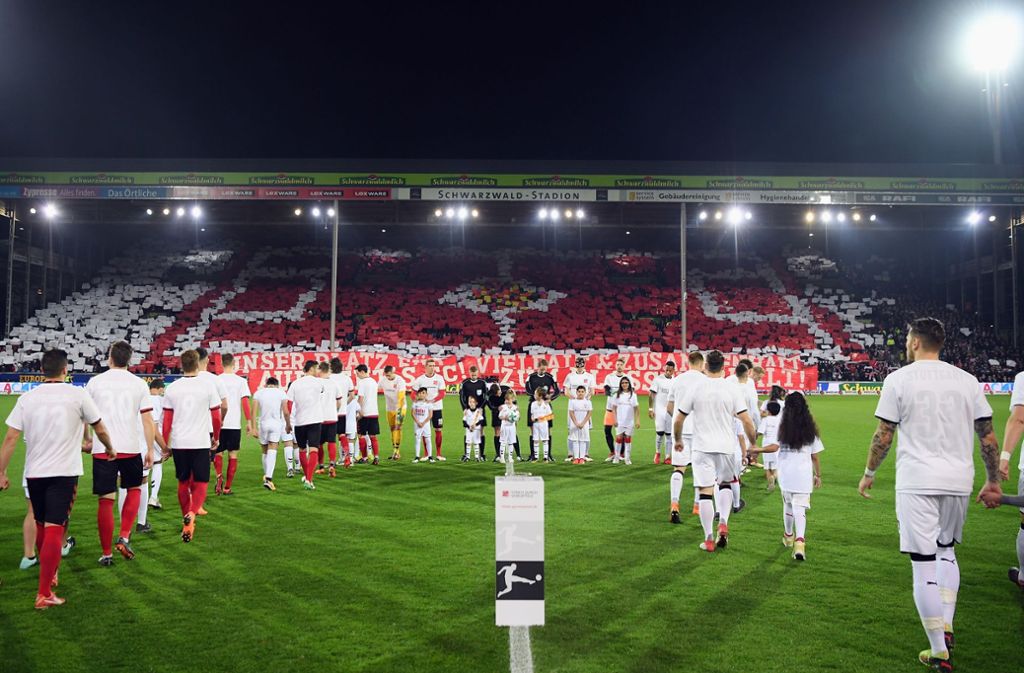 Die Choreografie der Fans des SC Freiburg vor dem Spiel.