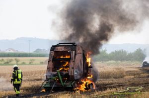 Traktor und Feld geraten in Brand