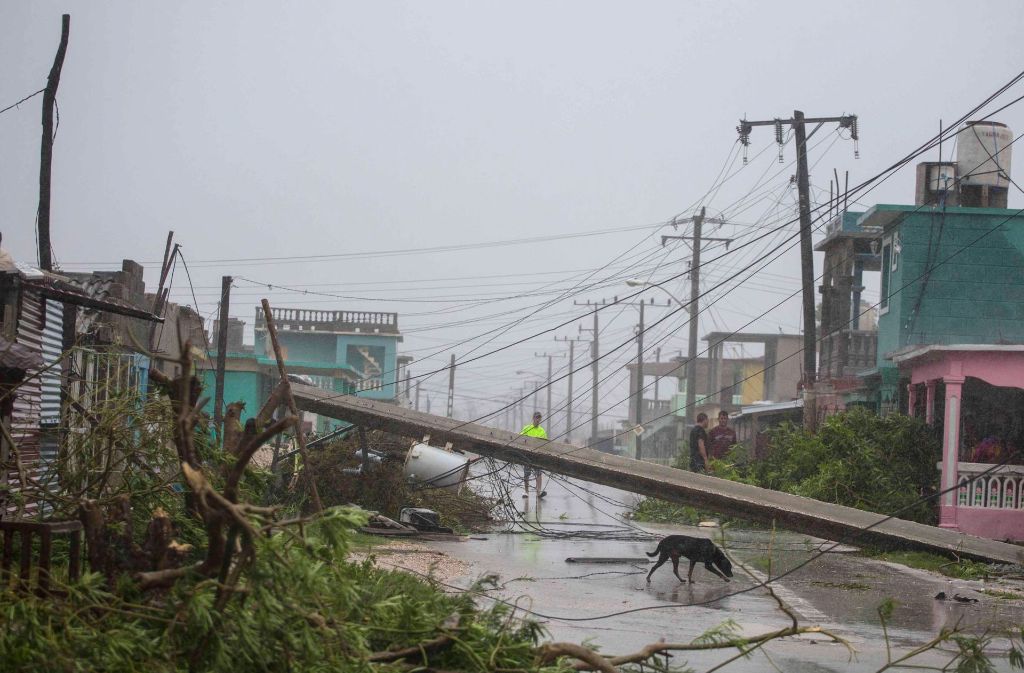 In dem kubanischen Fischerort Caibarién wurden durch Hurrikan Irma reihenweise Hausdächer abgedeckt, ...